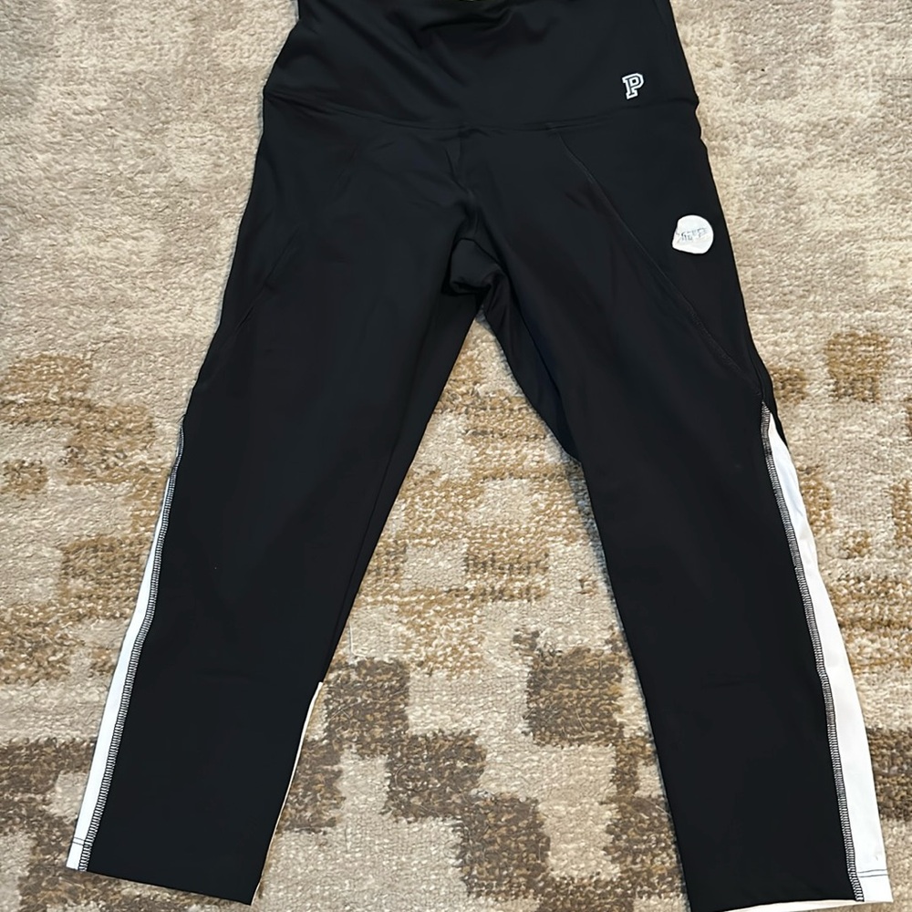 Victorias Secret Pink
- size small
- capri ultimate yoga pants
- pockets